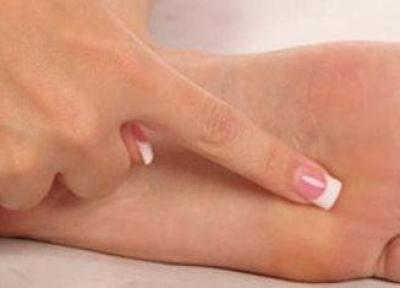 چگونه ترک کف پا را درمان کنیم؟ چگونه ترک کف پا را درمان کنیم؟